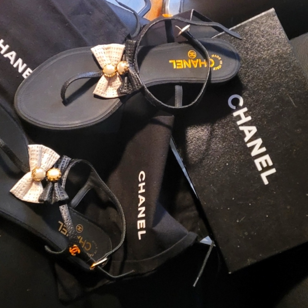 Chanel Black and White Bow thong Sandals NEVER WORN
